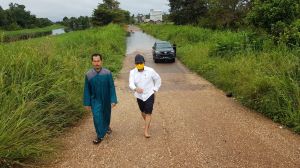 Tinjau Ruas Jalan di Desa Sponjen Muaro Jambi, Anggota DPRD Provinsi Ini Rela Nyeker 