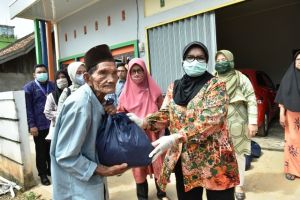 Rahima Salurkan Sembako Kepada Masyarakat Terdampak Covid-19 Dan Banjir Di Sekoja