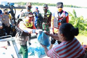 Didampingi Kapolda dan Danrem, Gubernur Jambi Beri Bantuan Bagi Masyarakat Terdampak Banjir   