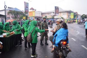 Kodim 0716/Demak Bersama Persit Bagikan Takjil dan Masker Gratis Kepada Warga