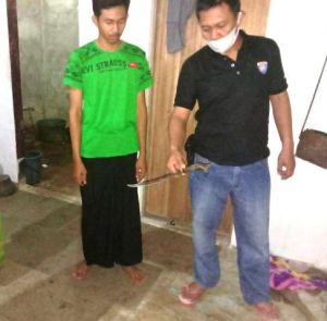 Satroni Rumah Kades, Rampok Ini Kabur Bersimbah Darah