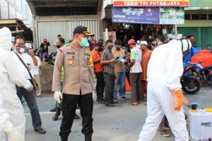 Seorang Pria di Kualatungkal Mendadak Roboh dan Tewas di Jalan, Tim Medis Pakai APD Evakuasi Korban