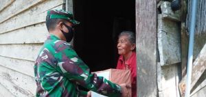 Dandim Sarko Bagikan Sembako Kepada Warga Terdampak Corona