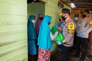 Sisikan Gaji di Tengah Pandemi, Kapolda Jambi Sisir Rumah Warga di Pinggiran Sungai Batanghari