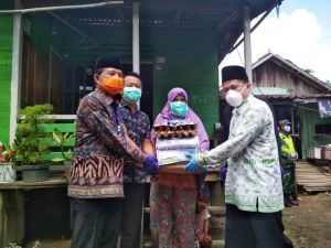 Gubernur Jambi Serahkan Sembako Sinergi Program ZIS Indosat-Insan Madani