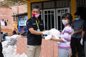 Batalyon Parama Satwika Akpol Angkatan 98 Polda Jambi Bagikan Sembako ke Warga Terdampak Covid-19