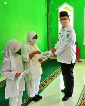 Wawako Maulana Serahkan Santunan Kepada Siswa RA-SD-SMP-SMA Insan Madani