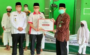 Dihadapan Wawako Dr Maulana, OJK Jambi Serahkan Bantuan Sembako Dan Uang Kepada Insan Madani