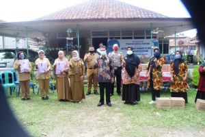 Terus Lakukan Aksi Nyata, SAH Serahkan Sembako dan APD Bagi Petugas KB