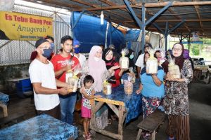 Ikhlas  Dan Merakyat, Yunninta Turun Langsung Bagikan Ribuan Paket Sembako Untuk Warga