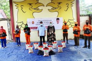 Di Tengah Covid - 19, SAH Bagikan Zakat Untuk Duafa Sembari Berdoa Keselamatan Bangsa Indonesia