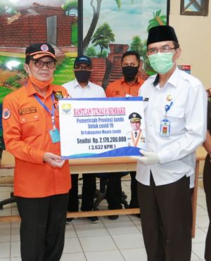 Gubernur Jambi Salurkan Bantuan JPS Covid-19 Rp2,1 M untuk 3 .632 Warga Muaro Jambi