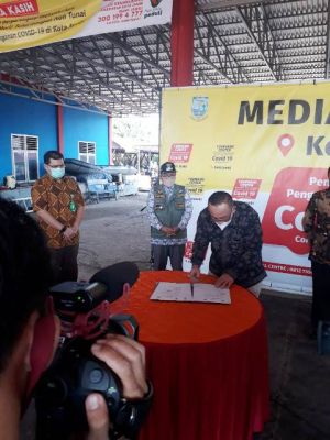 Rektor Terima Alat Tes PCR Bantuan Singapura