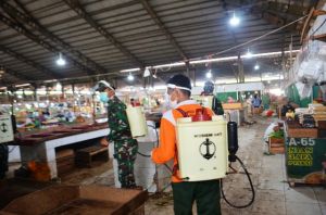 Pasca Lebaran, Korem 042 Gapu Semprot Disinfektan Cegah COVID-19 di Pasar Angso Duo
