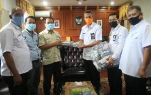 Sekda Tanjabbar Terima Bantuan 9000 pcs Masker dari PT. Petro China International Jabung Ltd