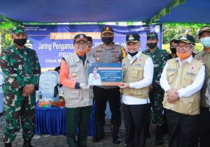 Fachrori Salurkan JPS Covid-19 dan Bagikan 400 Masker Untuk Masyarakat Kerinci