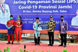 Bagikan Bantuan Di Tebo, Fachrori Sampaikan JPS Kebijakan Pemprov Jambi Tanggulangi Covid-19