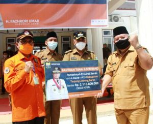 Safrial Dampingi Fachrori Bagikan Bantuan JPS ke 3.523 Rumah Tangga di Tanjabbar