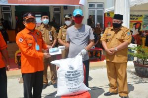 Fachrori Salurkan Rp2,1 M JPS Covid-19 untuk 3.523 KK Warga Tanjabbar