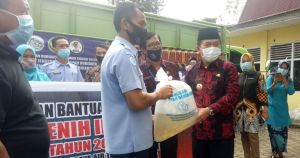 H Al Haris Salurkan Bantuan 140 Ribu Benih Ikan