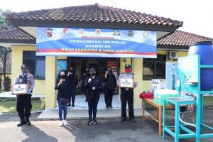 Moms DL 89 Berbagi Sembako dan Sarana Kesehatan untuk Polsek Tamansari dan Koramil Ciomas