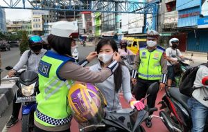 Sambut Hari Bhayangkara Ke-74, Ditlantas Polda Jambi Bagi- Bagi Masker ke Pengguna Jalan