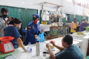 Peduli Sesama, Ditpolairud Polda Jambi Bagikan Masker Ke Pedagang Angso Duo