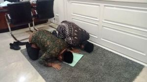 Kandidat Pertama Bisa Maju Pilgub, Al Haris - Sani Langsung Sujud Syukur