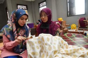 Naik Perahu, Ratu Munawarah Temui Pengrajin Tenun dan Batik di Danau Sipin