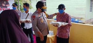 HUT Bhayangkara Ke-74, Wakapolda Jambi Pimpin Baksos Pembagian 2000 Kg Beras di Tanjabtim