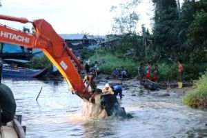 Percepat Pengerjaan Sasaran Pra TMMD di Desa Labuhan Pering, TNI Turunkan Alat Berat ke Lokasi