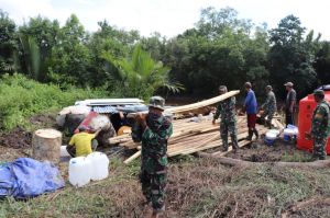 Bersama Warga, Anggota Satgas Droping Material Untuk Bedah Rumah TMMD