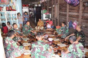 Makan Bersama, Ajang Satgas TMMD Kodim Tanjab dan Masyarakat Jalin Komsos
