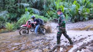 Sulitnya Medan Menuju Sasaran TMMD di Labuhan Pering, Tak Surutkan Semangat Pengabdian Untuk Negeri