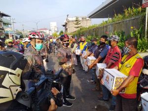 HUT Bhayangkara ke 74, Forkopimda di Jambi Gowes Bersama hingga Bagikan Sembako ke Warga