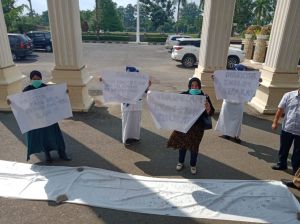 BREKING NEWS: Dokter, Perawat dan Pegawai RSUD Raden Mattaher Jambi Datangi Gedung DPRD 