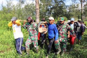Satu Rasa Bersama Dalam Gotong Royong Babinsa Dengan Warga di Lokasi TMMD Labuhan Pering