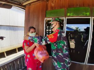 Datangi Rumah Warga, Dansatgas TMMD Tanjab Barat Bagikan Sembako dan Masker