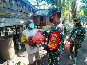 Bakti Sosial, Satgas TMMD Ke - 108 Kodim Tanjab Bagikan Sembako dan Masker di Dusun Sungai Kapas