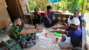 Jalin Kebersamaan, Dansatgas TMMD Berkunjung ke Rumah Warga