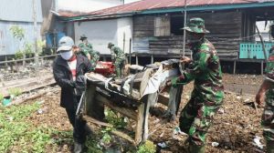 Satgas TMMD Ajak Warga Desa Labuhan Pering Gotong Royong 
