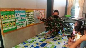 Anggota Satgas TMMD 108 Kodim 0419/Tanjab Ajari Anak Usia Dini Baca Tulis Huruf Hijaiyah