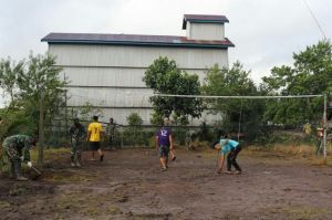 Perbaiki Lapangan Voli, Satgas TMMD Kodim Tanjab Motivasi Warga Untuk Berolahraga