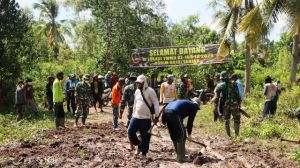 Begini Kekompakan Anggota Satgas TMMD dan Masyarakat Perbaiki Jalan Rusak di Desa Labuhan Pering