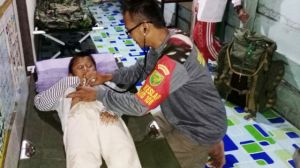 Tim Kesehatan TMMD Kodim Tanjab Keliling Sambangi Rumah Warga di Labuhan Pering