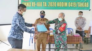 Satgas TMMD 108 Kodim Tanjab Beri Bantuan Jaring Ikan Untuk Meningkatkan Ekonomi Nelayan