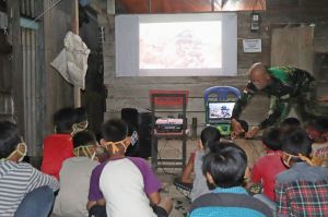 Motivasi Pemuda Desa Masuk TNI, Satgas TMMD Ajak Nobar