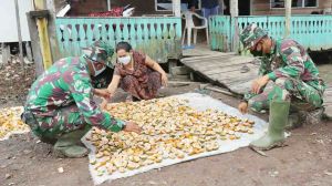 Kehadiran Satgas di Desa Labuhan Pering Bantu Kesulitan Rakyat di Sekelilingnya