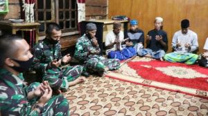 Manunggal Bersama Rakyat, Anggota Satgas TMMD Kodim Tanjab Ikut Yasinan Warga