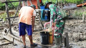 Satgas TMMD Buat Sumur Bor, Warga Labuhan Pering Dapat Menikmati Air Bersih